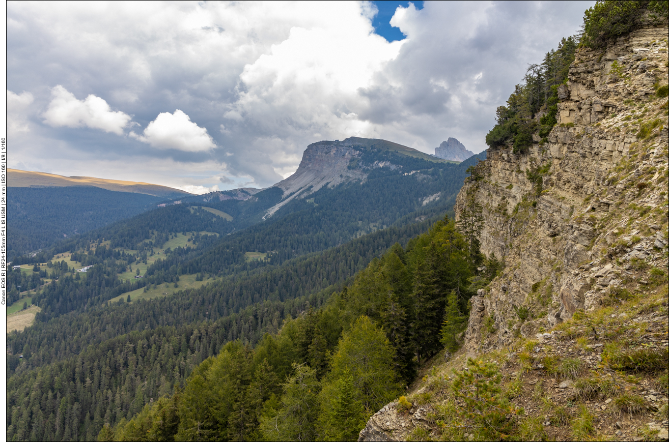 Der Weg f&uuml;hrt am Steilhang entlang hinab