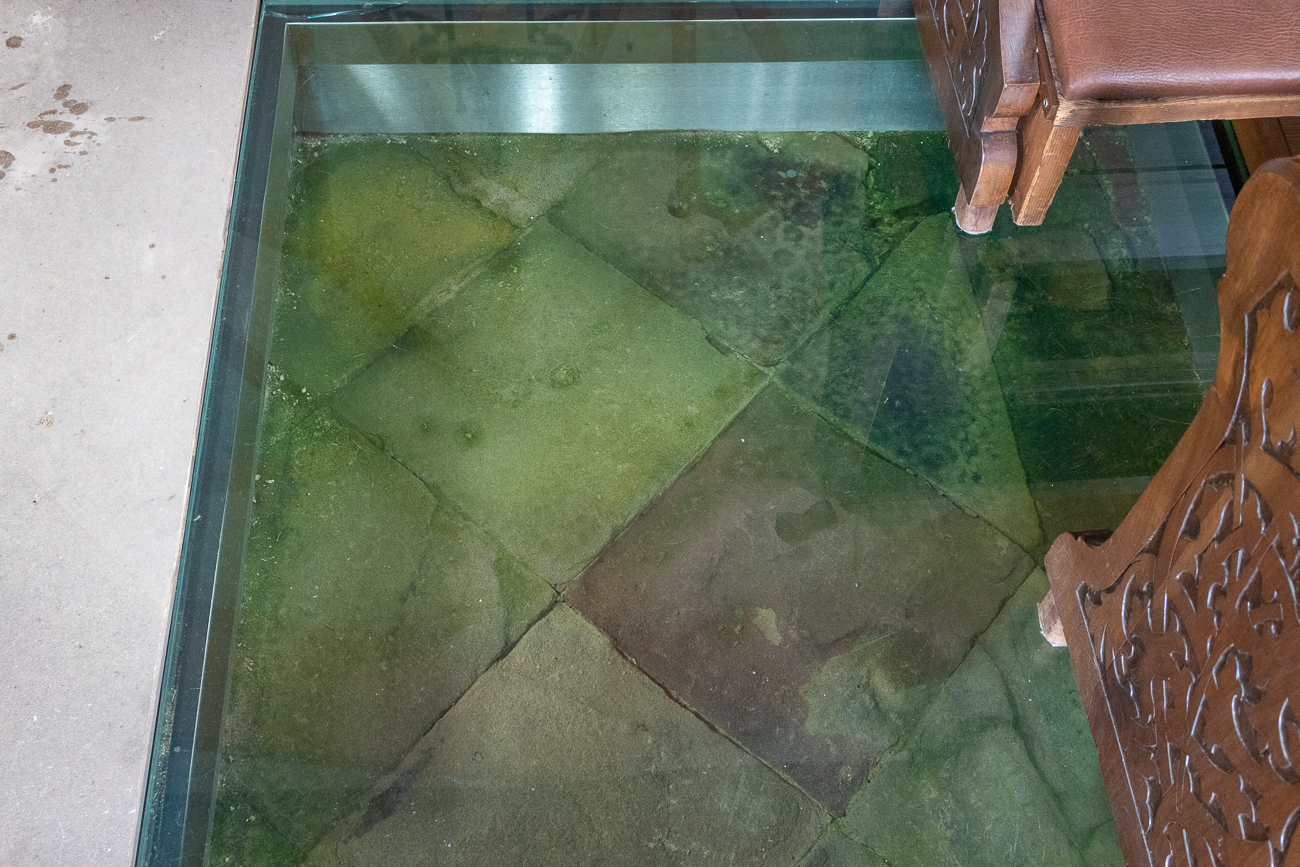 Der antike Boden ist durch eine Glasplatte geschützt