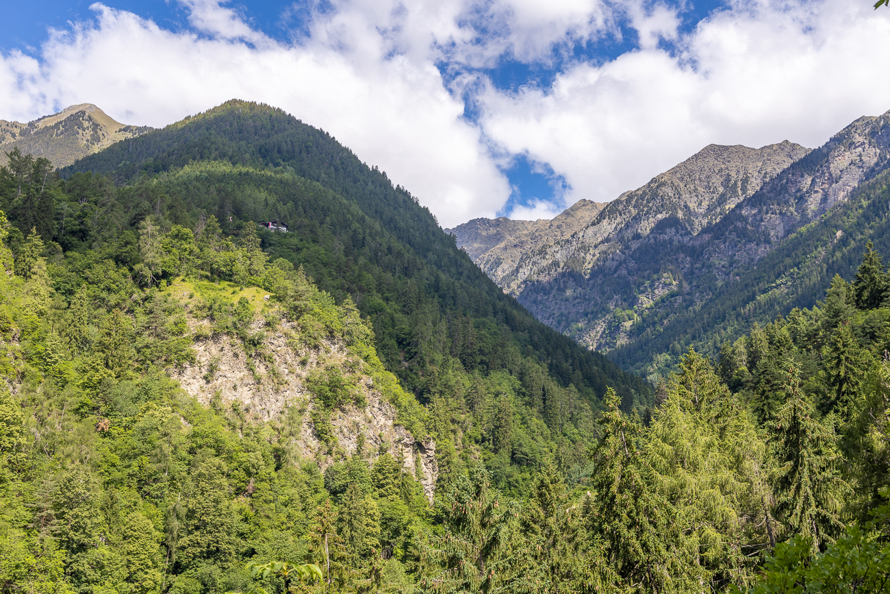 Bewirtschaftete H&uuml;tte auf dem H&uuml;gel - leider zu weit weg