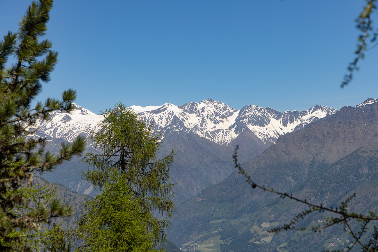 ... und auf die Bergkette gegenüber