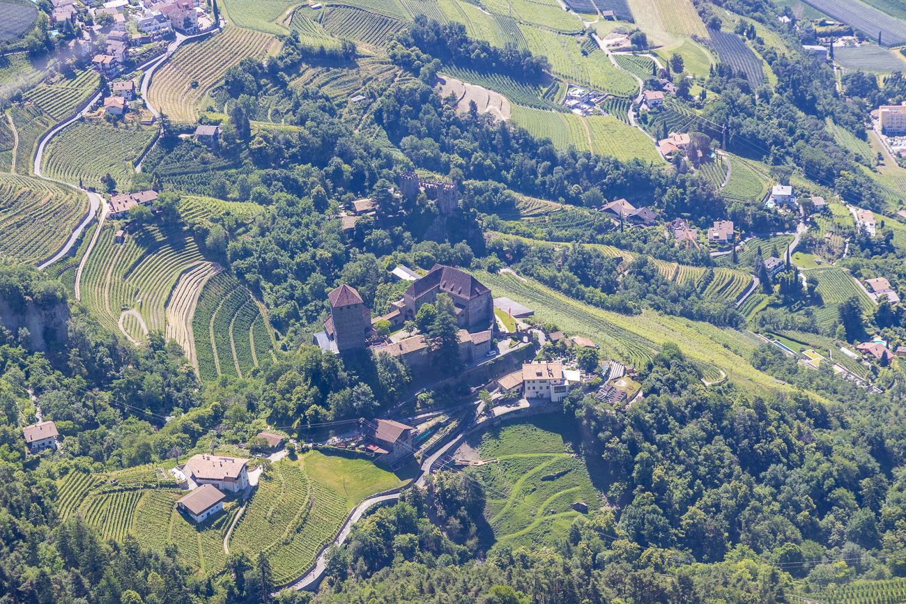 Blick von der Gondel aus auf Schloss Tirol