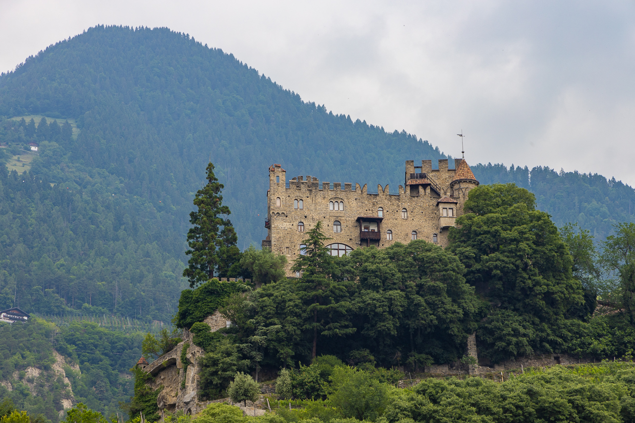 ... und etwas unterhalb die Brunnenburg