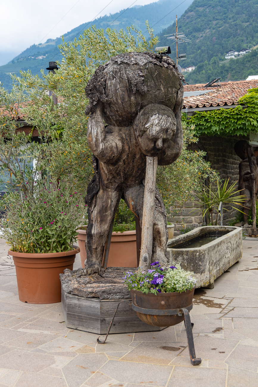 Schnitzerei beim Café Unterweger