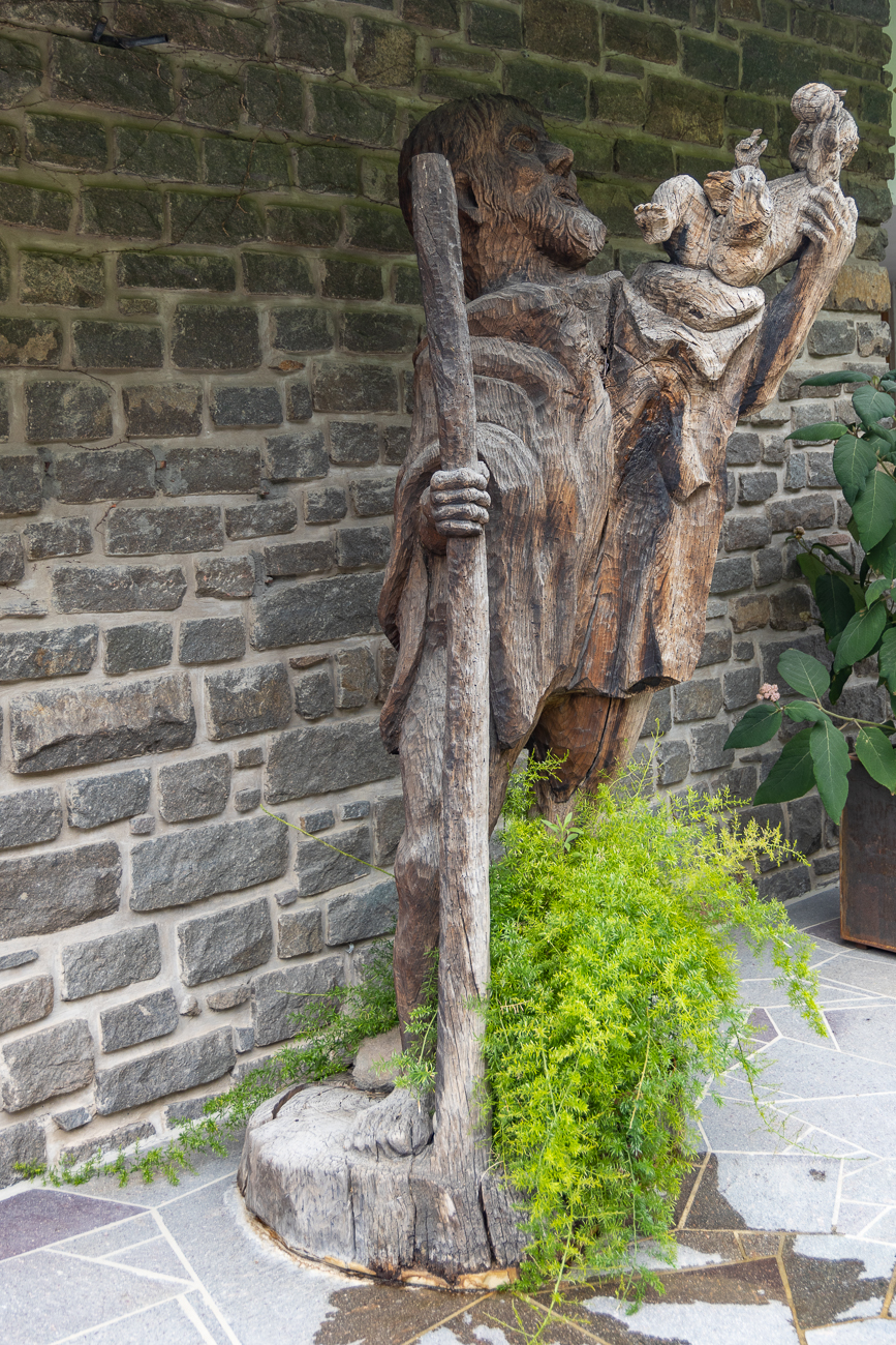 Schnitzerei beim Café Unterweger