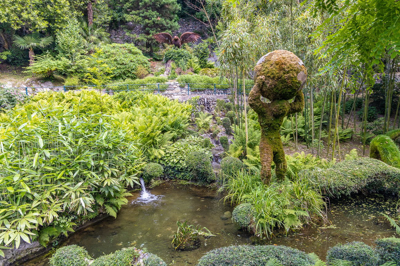 Skulpturen in der Gartenanlage 
