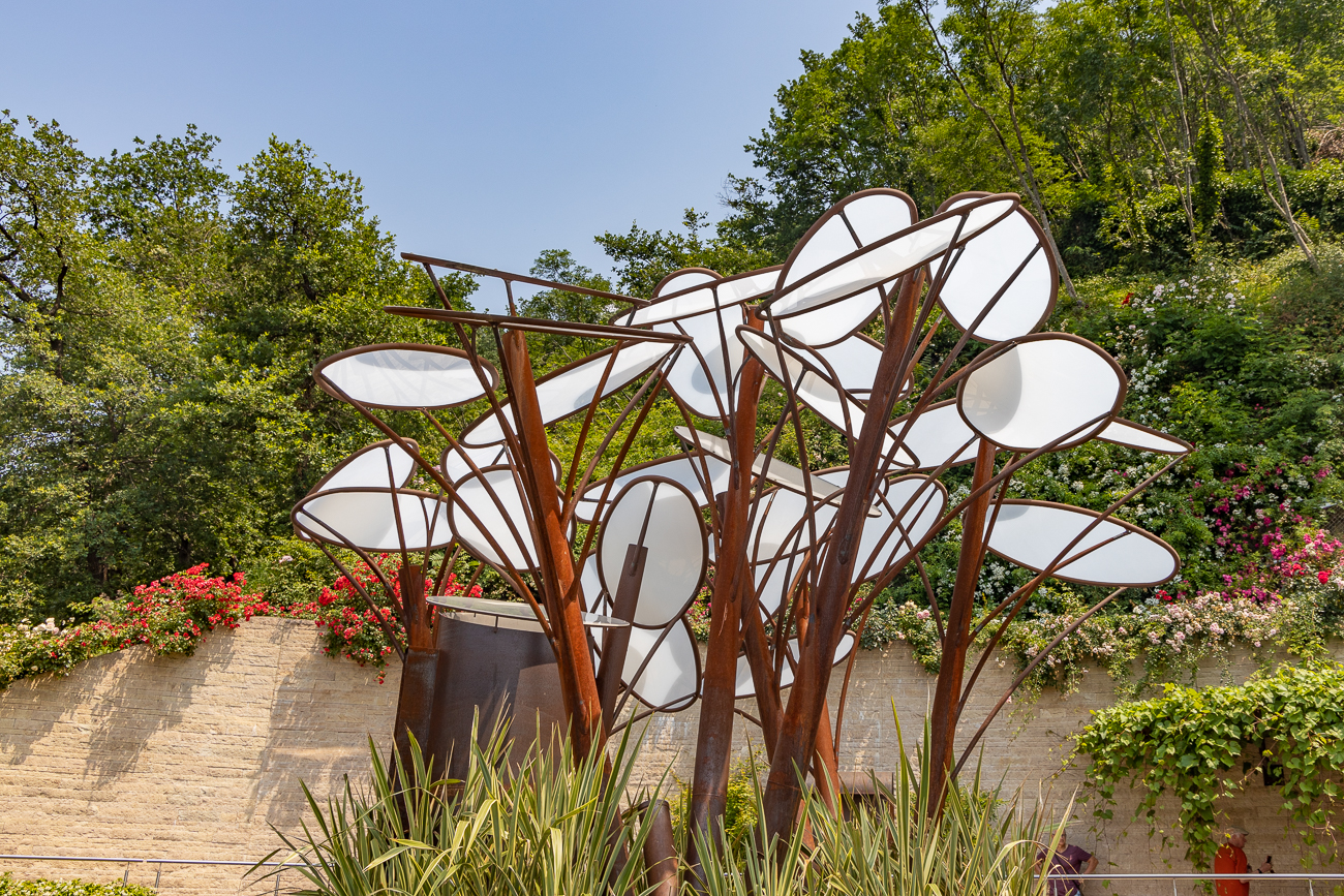 Kunst im Garten, mal wei&szlig; ...