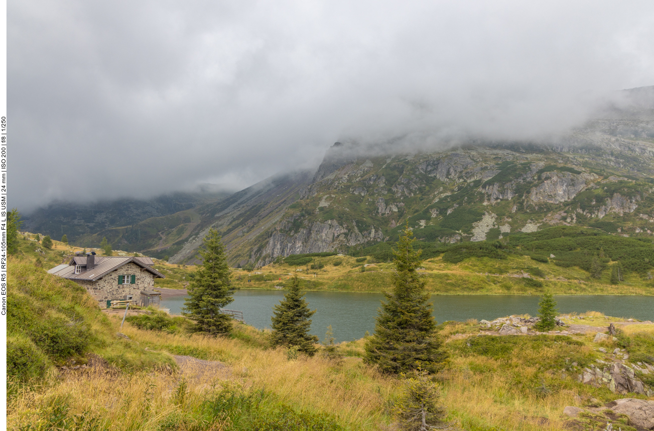 Leichter Gewitterregen senkt sich über die Laghi di Colbricon