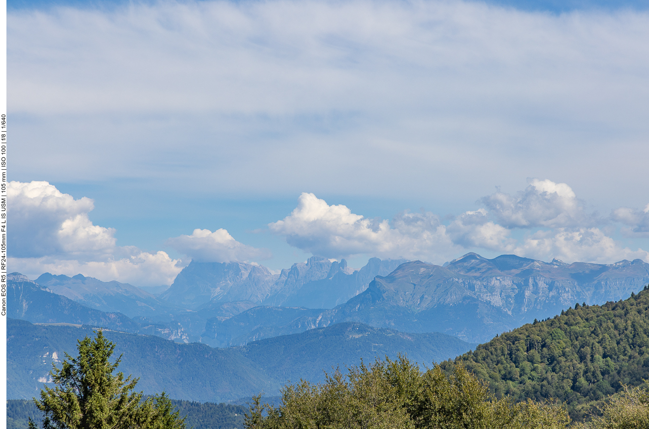 Die Dolomiten im Hintergrund