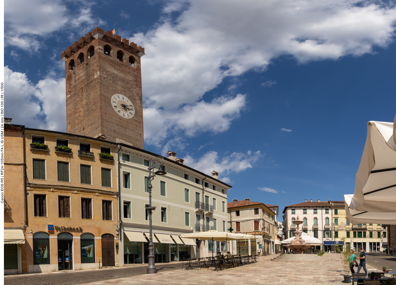 Die Piazza Giuseppe Garibaldi, der fr&uuml;here Kr&auml;utermarkt, wurde 1776 angelegt. &Uuml;berragt wird der Platz vom 43 Meter hohen Torre Civica, einem Bestandteil der im 13. Jahrhundert errichtenen zweiten Verteidigungsanlage