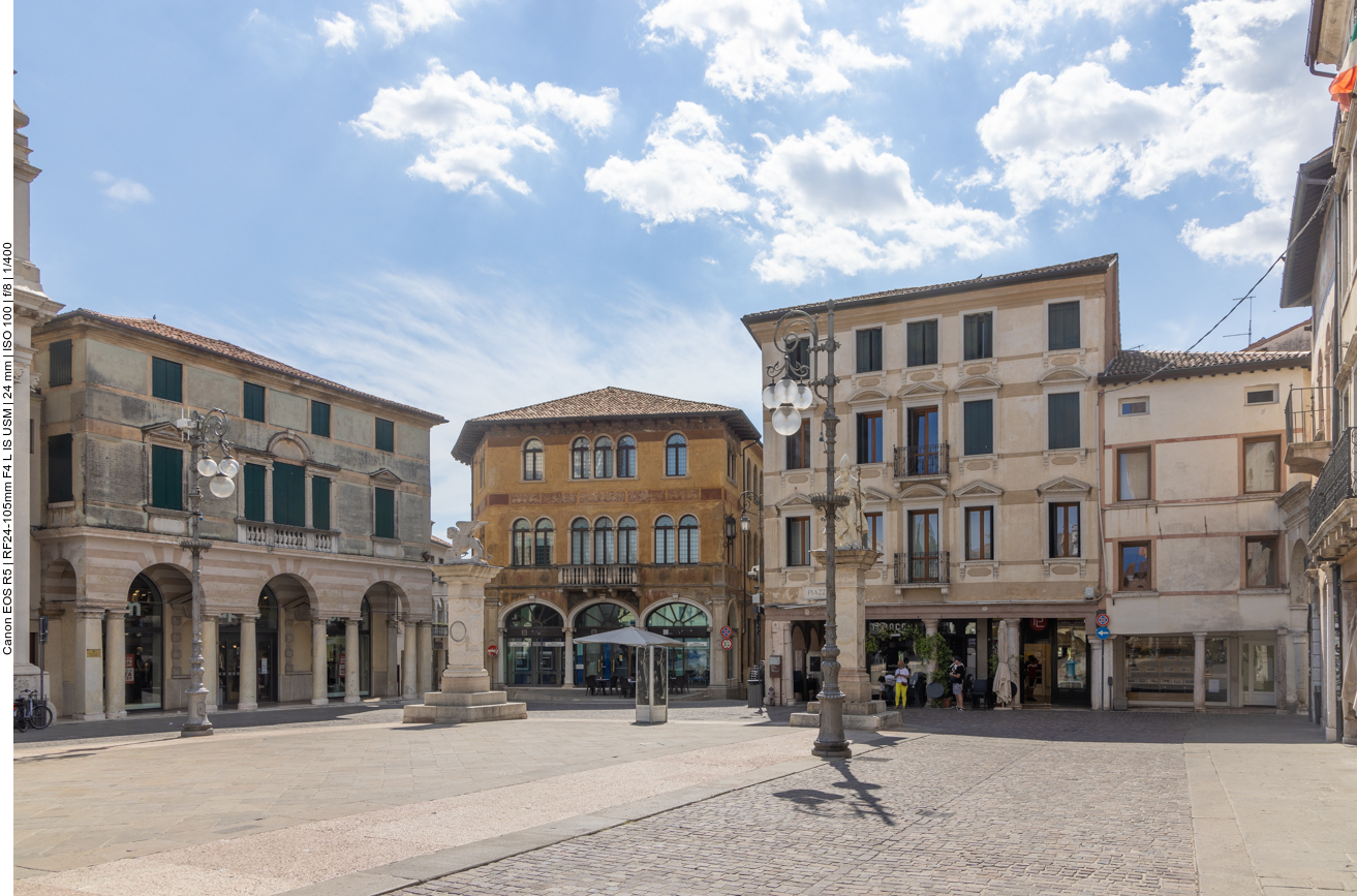 Auf der Piazza Libert&agrave;