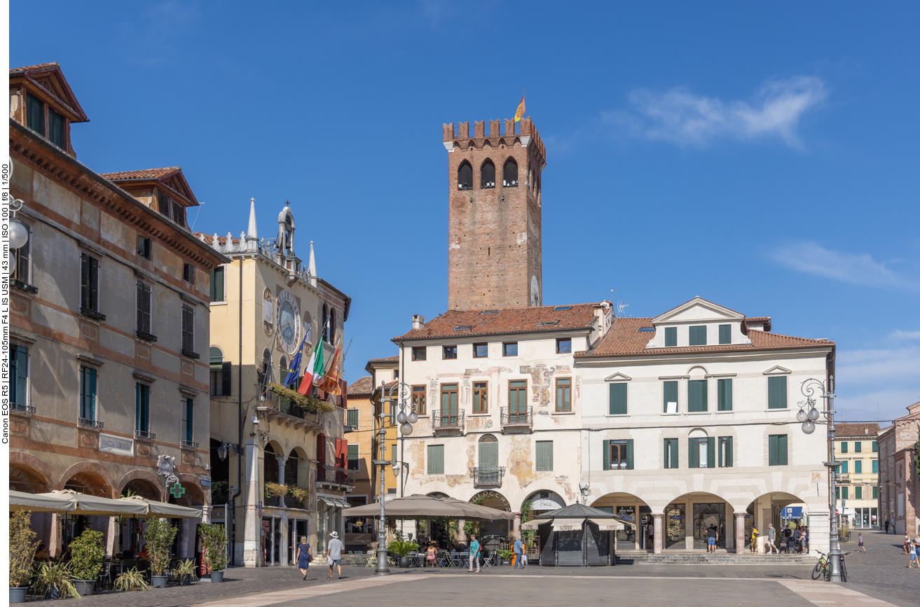 ... mit dem Torre Civica