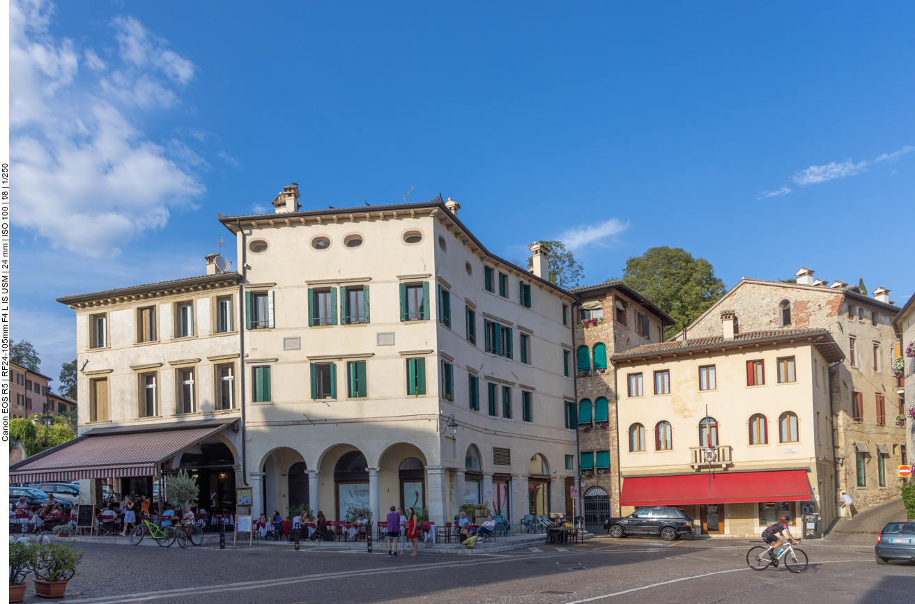 Caf&eacute;s an der Piazza Maggiore