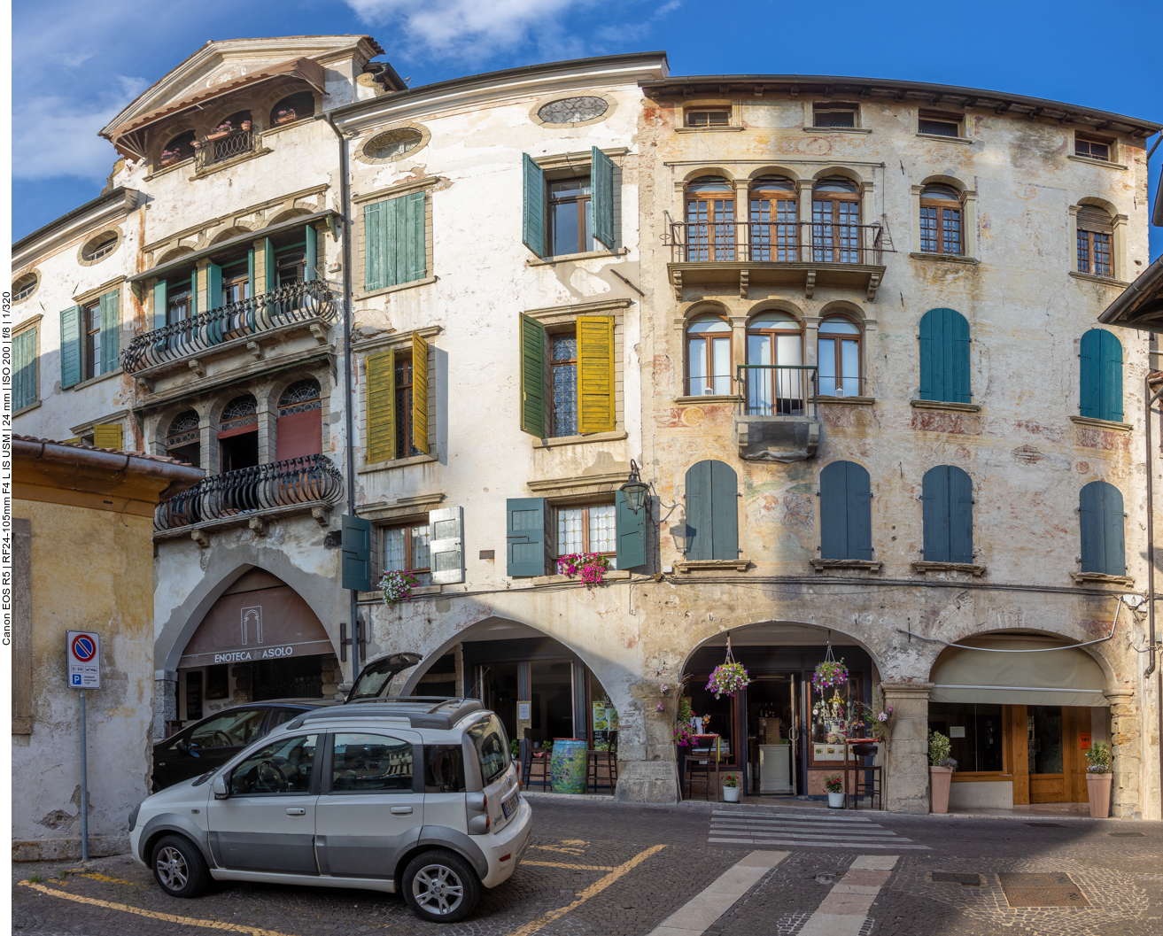 Sträßchen mit Geschäften und Weinstuben