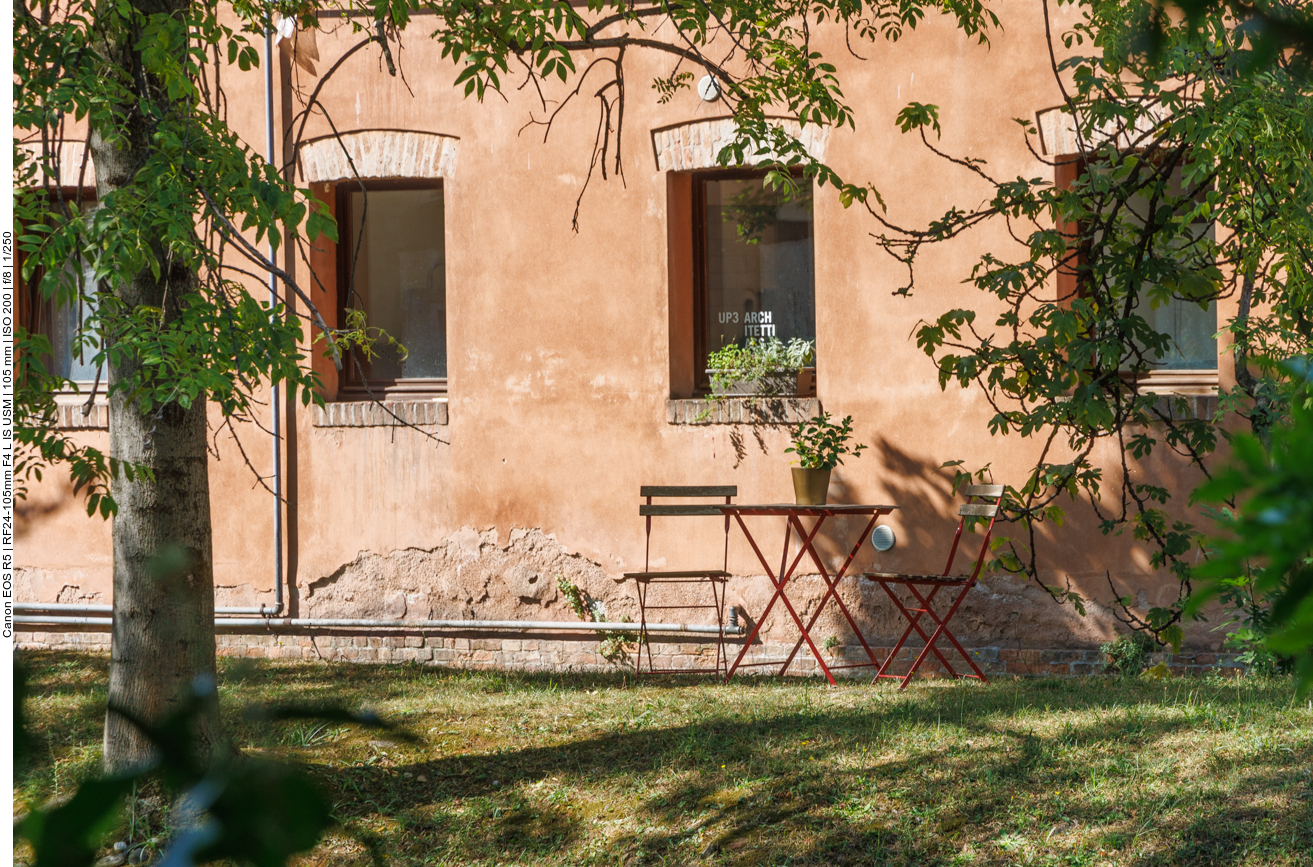 Stillleben mit Gartentisch