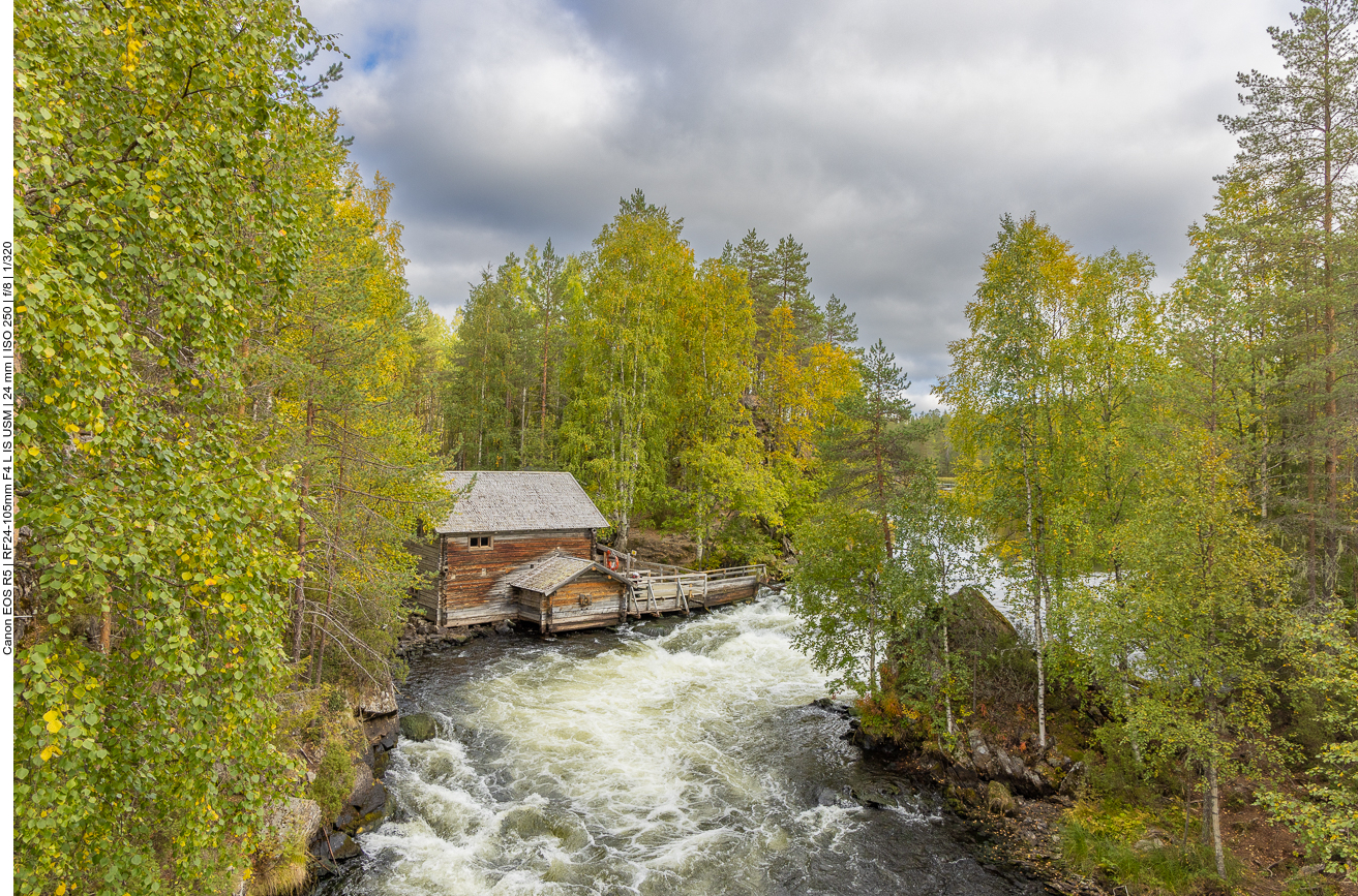 ... sieht man die Rückseite der Übernachtungshütte