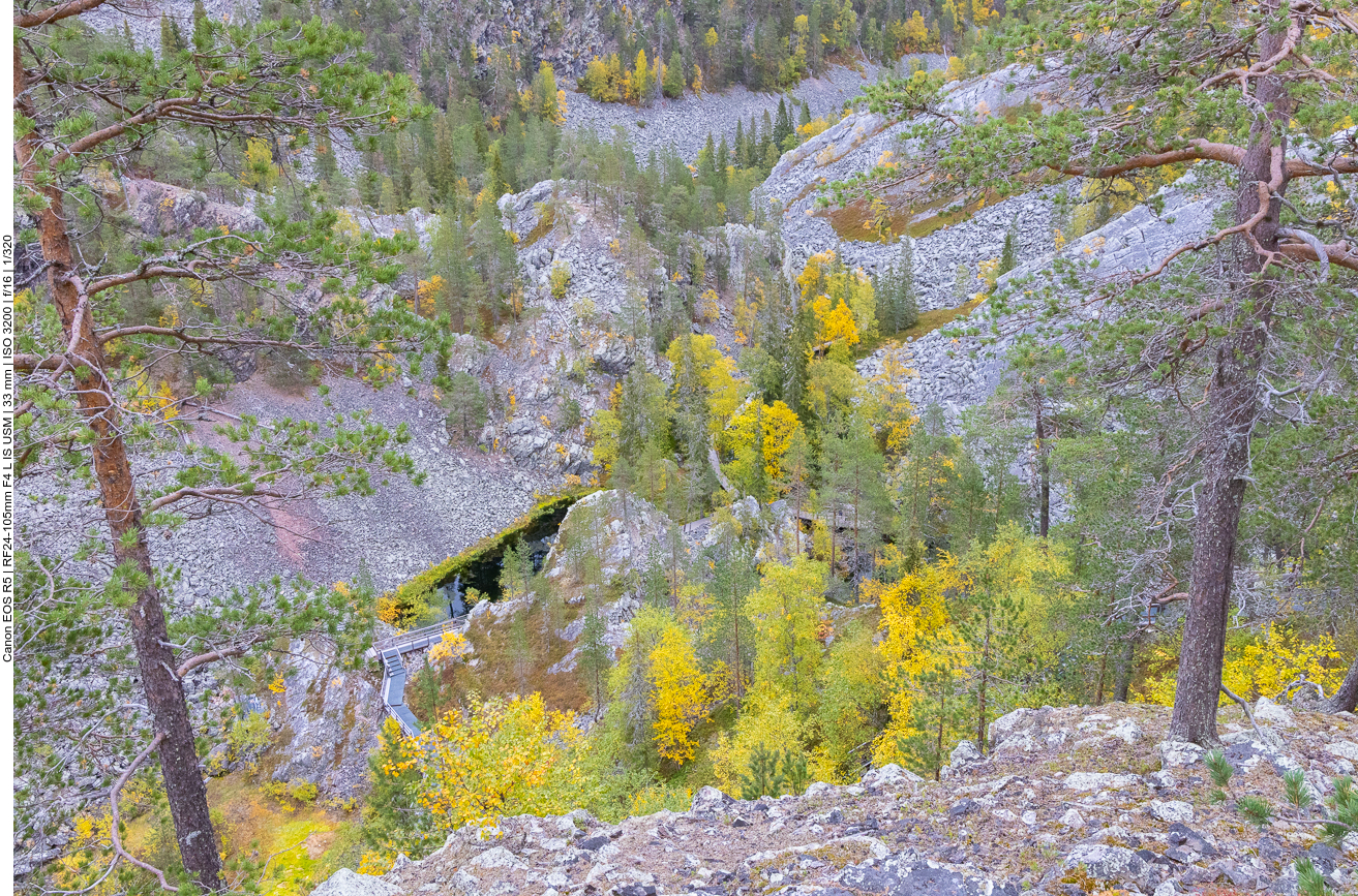 Tief unten sieht man weitere Stufen