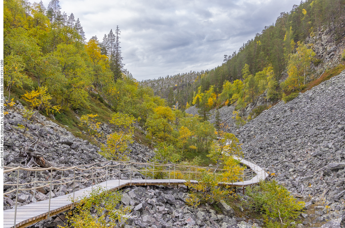 Der Weg mäandert durch das Tal