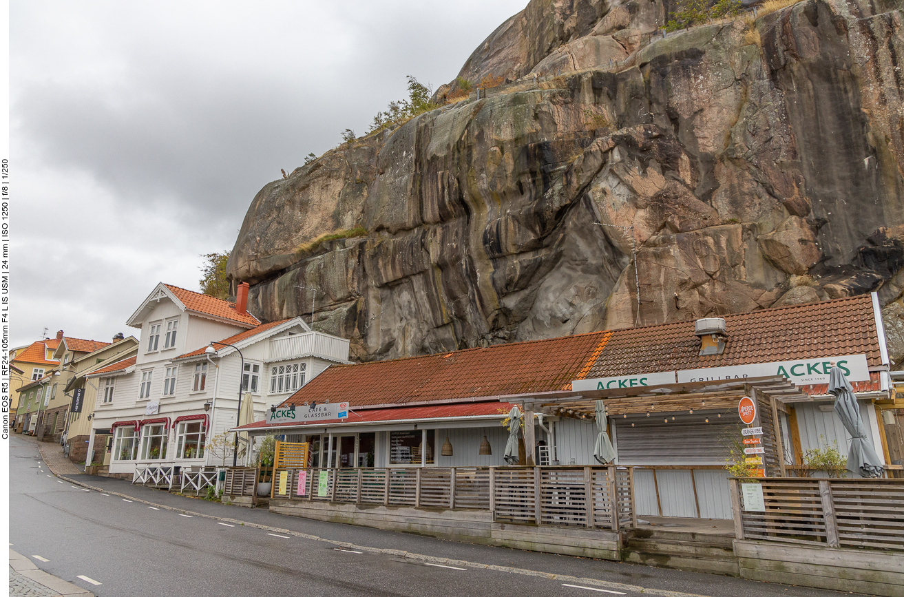 Die Häuser sind dicht an den Fels gedrängt