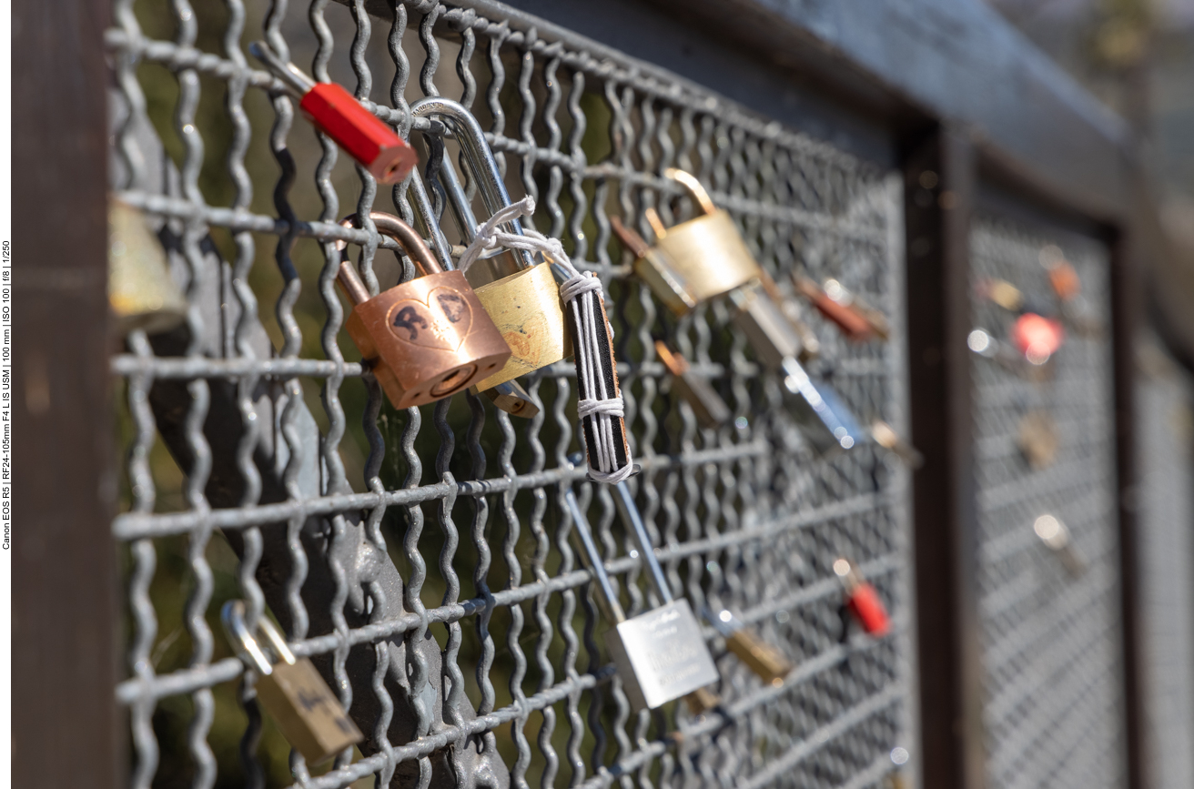 Liebesschlösser an einer Brücke
