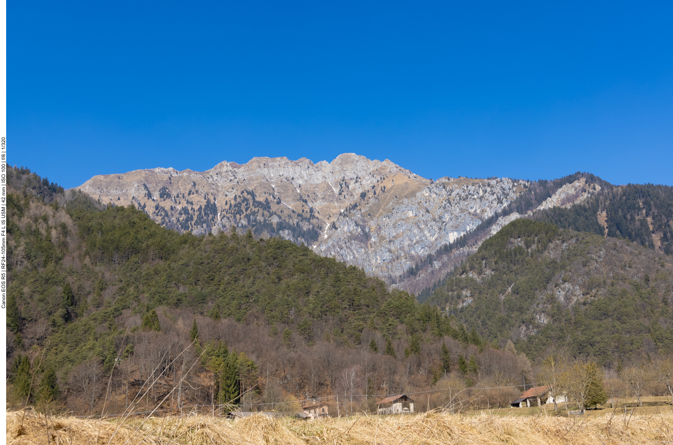 Das Tal ist von schönen Bergen eingerahmt
