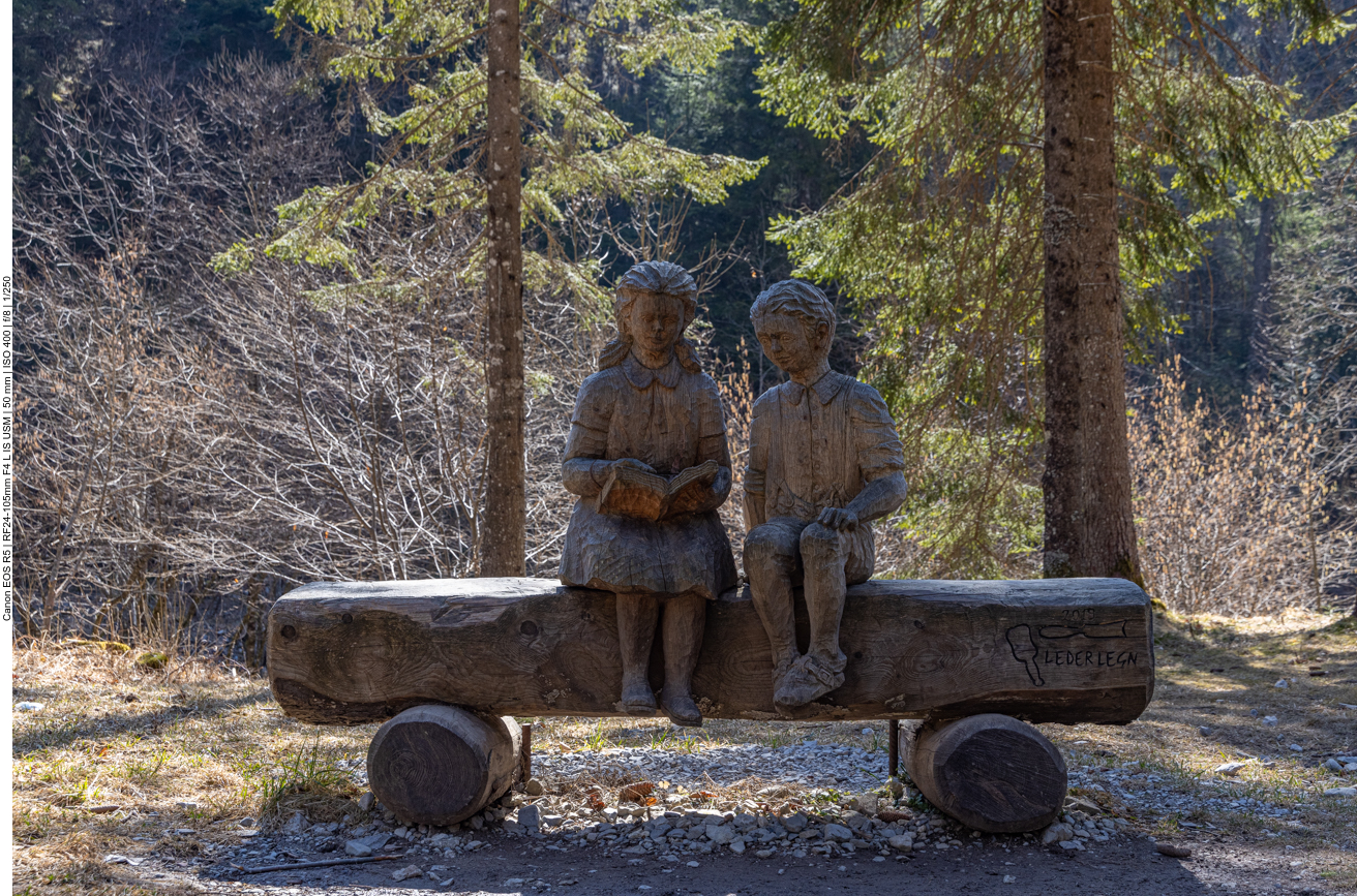 Wir erreichen einen Waldspielplatz ...