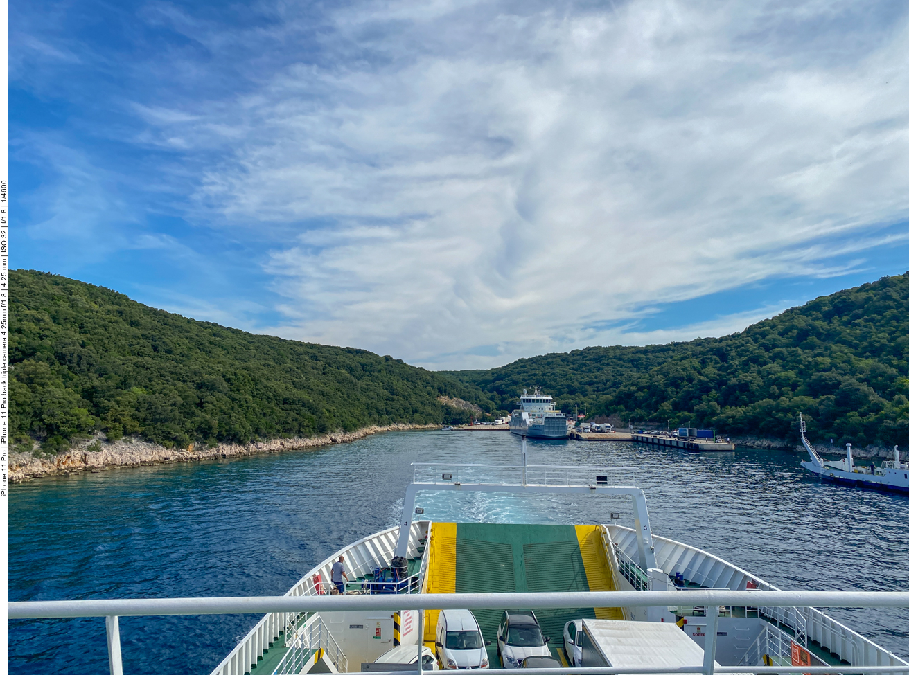 &Uuml;bersetzen von der Insel Krk, die &uuml;ber eine Br&uuml;cke zu erreichen ist, zur Insel Cres