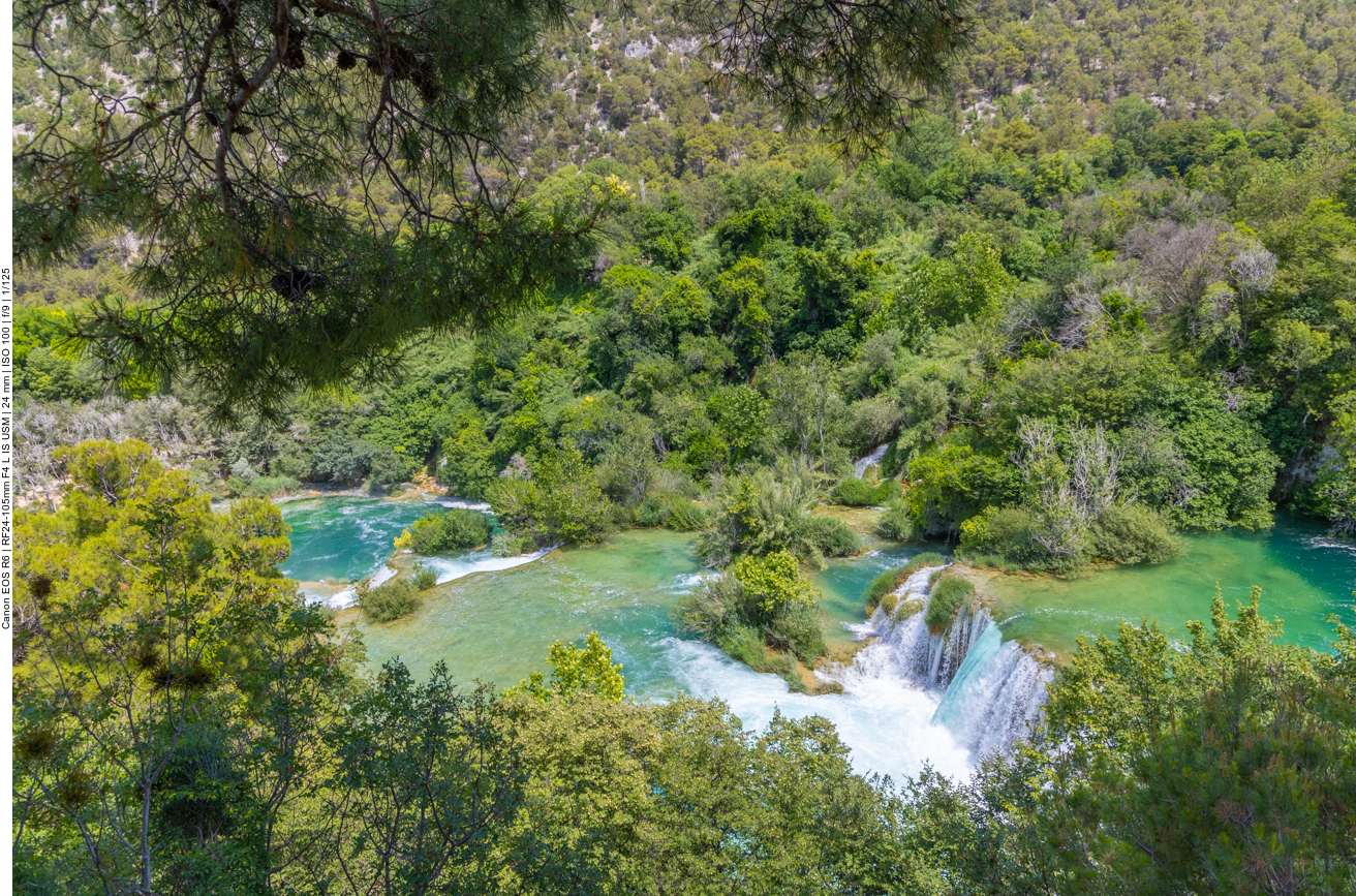 ... laufen wir parallel zum Fluss den Berg hinauf