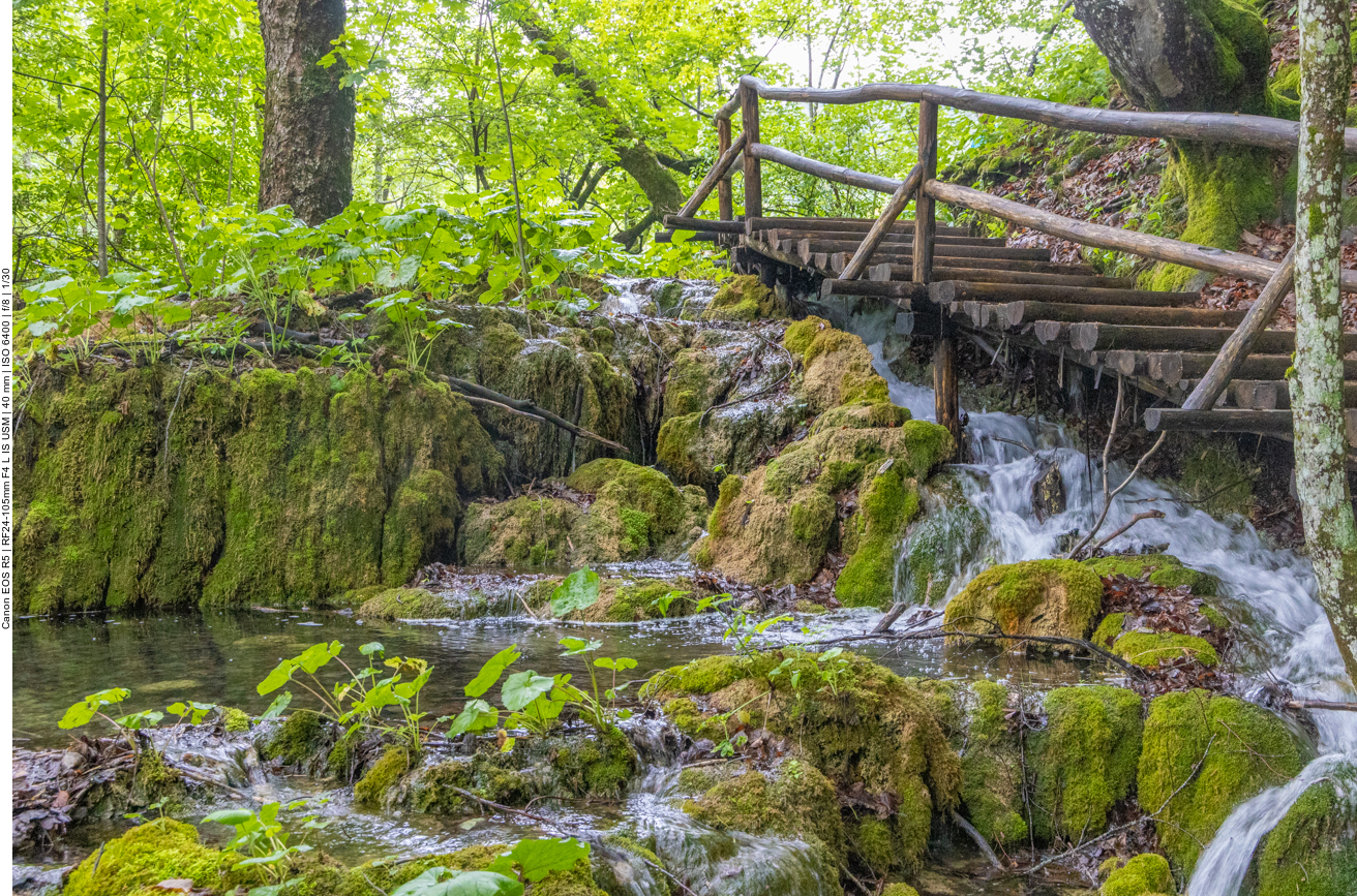 Holztreppe über einem Bach