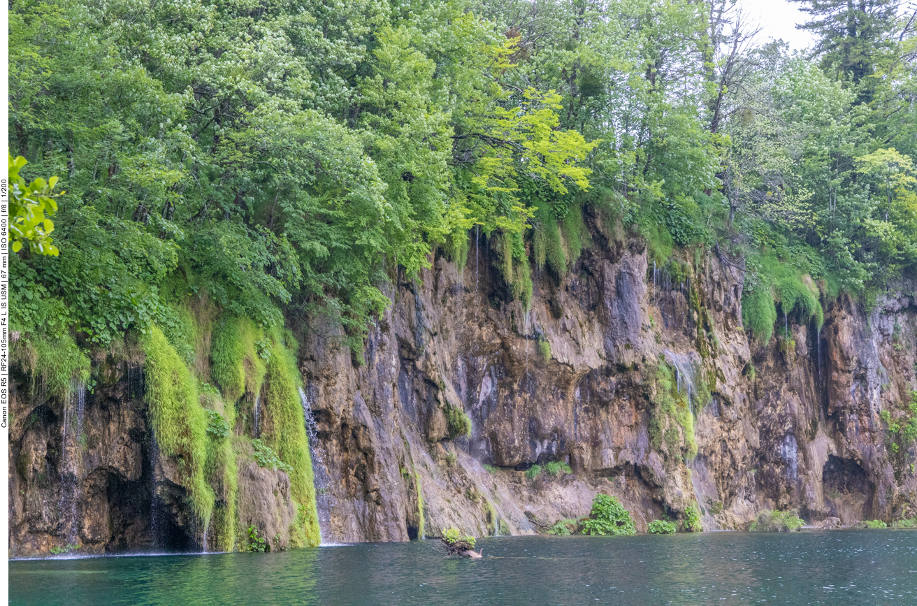 Leise rieselt das Wasser von den Felsen ...