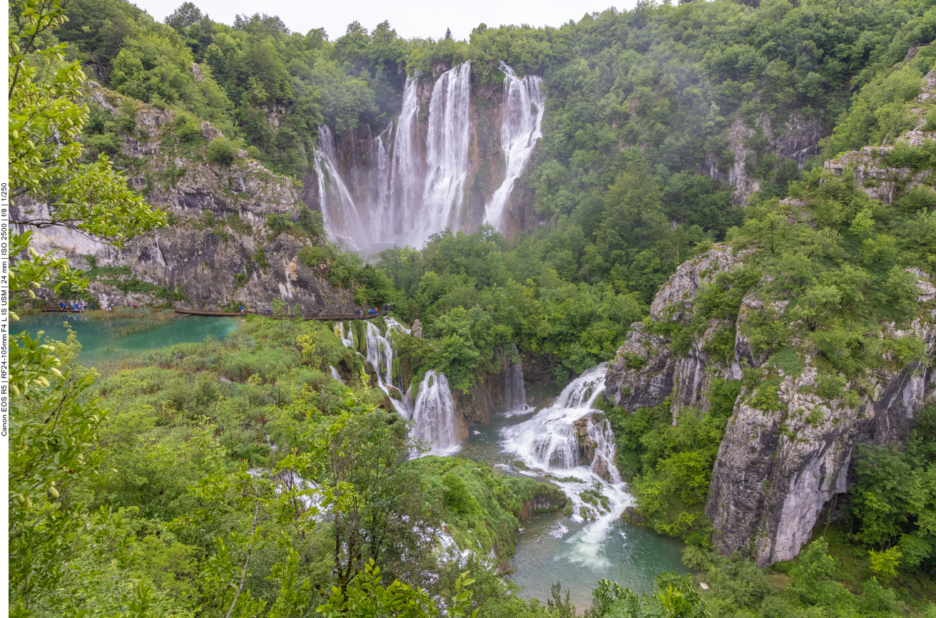 In mehreren Kaskaden stürzt das Wasser herab
