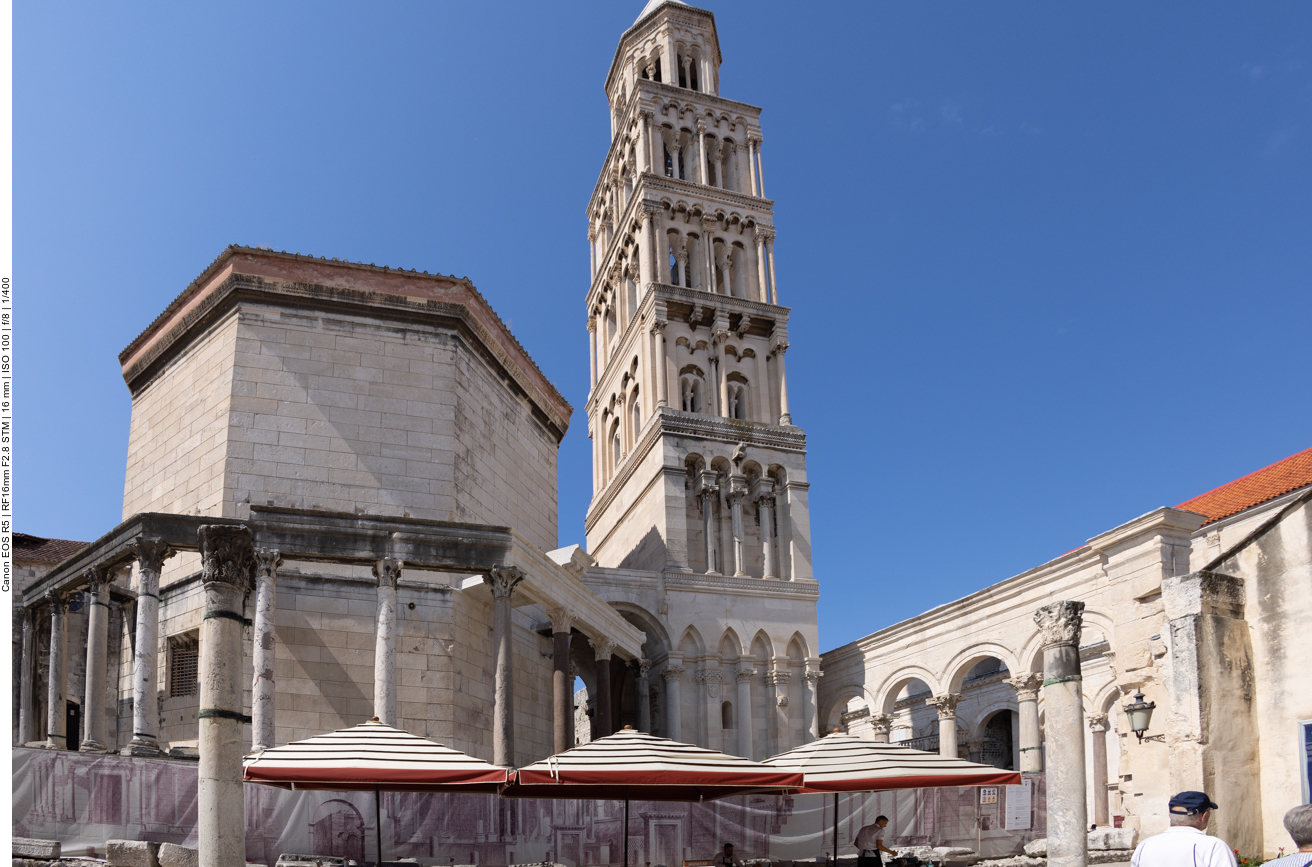 Das Peristyl ist ein zentraler Platz des Palastes, er befindet sich inmitten der ehemaligen r&ouml;mischen Tempel und diente Kaiser Diokletian als Empfangssaal