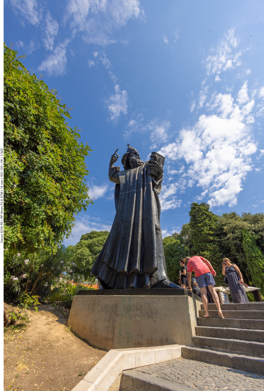 Statue des Gregor von Nin, wenn man den gro&szlig;en Zeh der Statue streichelt, dann soll das einer Legende nach Gl&uuml;ck bringen