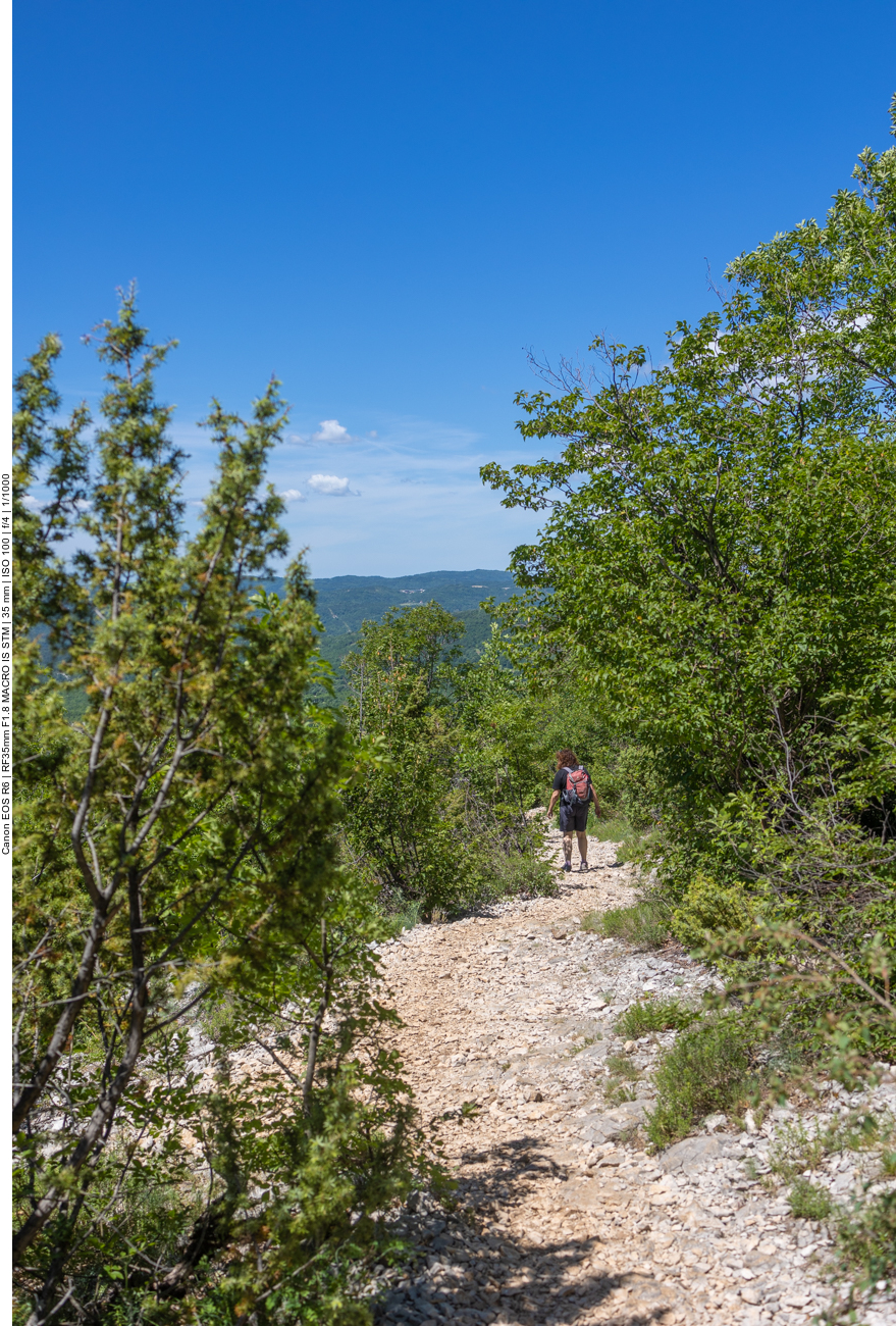 Auf losem Ger&ouml;ll geht es nun bergab