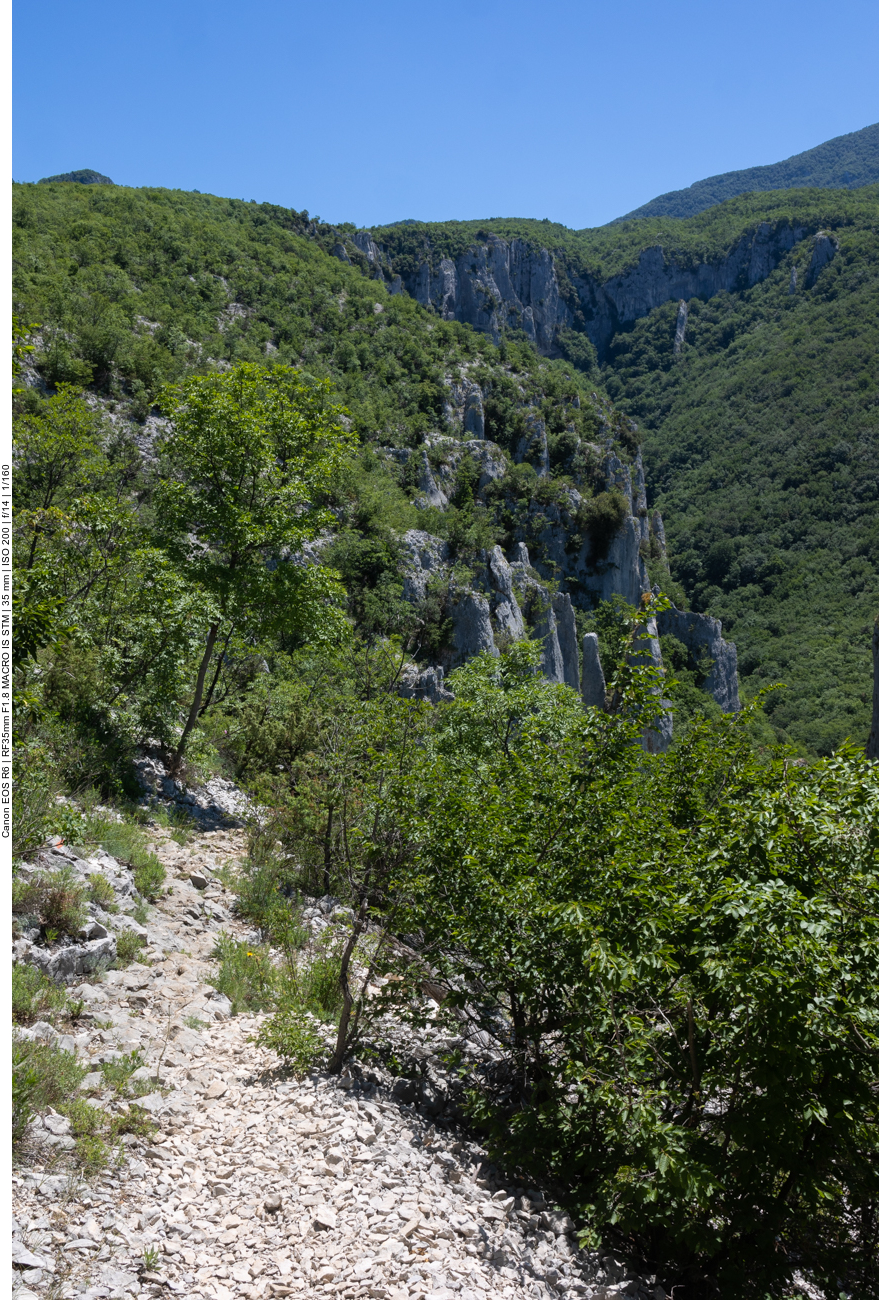 Der Weg in die Tiefe ist mit losen Steinen &uuml;bers&auml;t