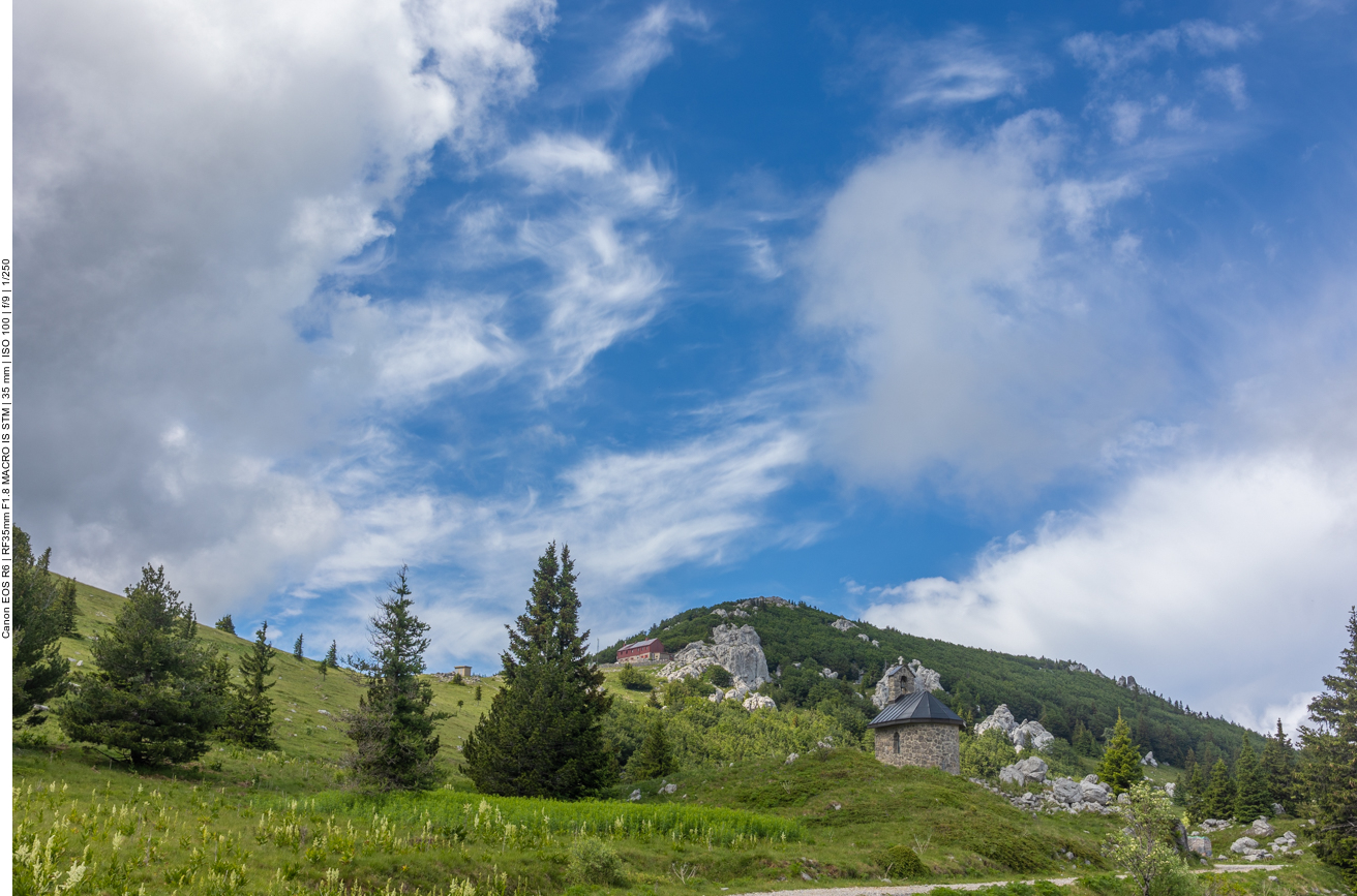 Auf dem Rückweg zum Parkplatz kommen wir wieder an der Wanderhütte vorbei