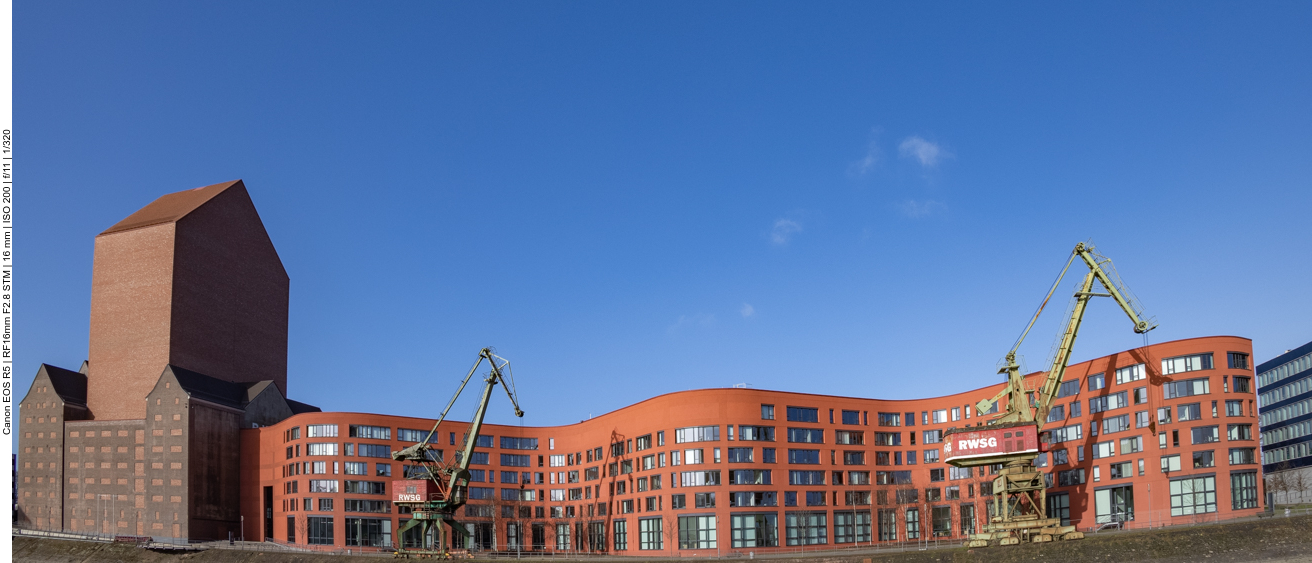 Hafenkräne vor neuer bzw. renovierter Kulisse