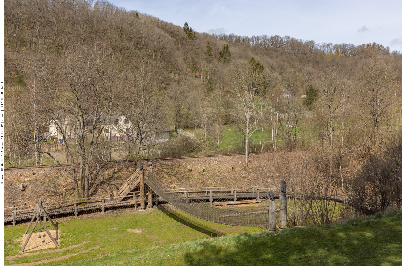 ... sogar eine Hängebrücke gibt es dort