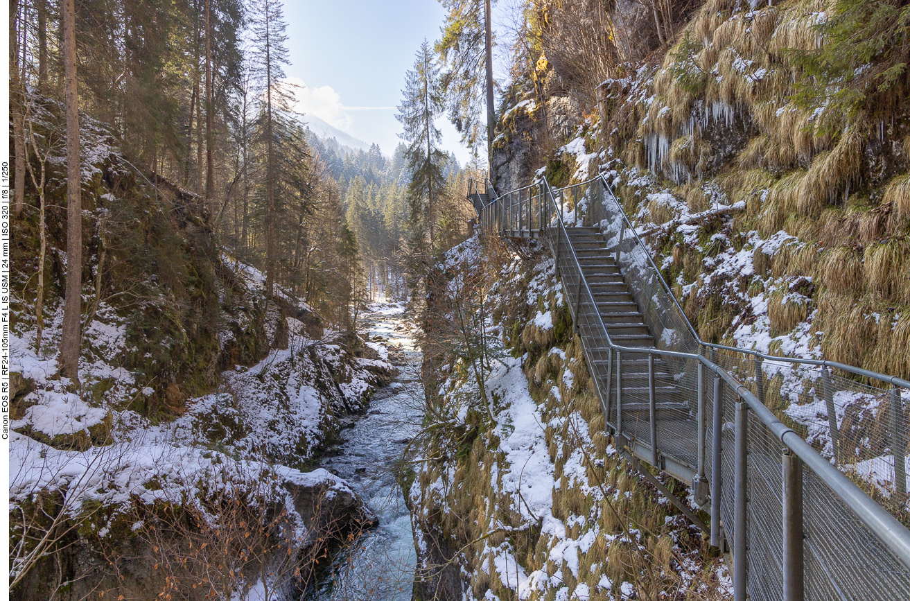 &Uuml;ber st&auml;hlerne Stiegen laufen wir zun&auml;chst in die andere Richtung ... 