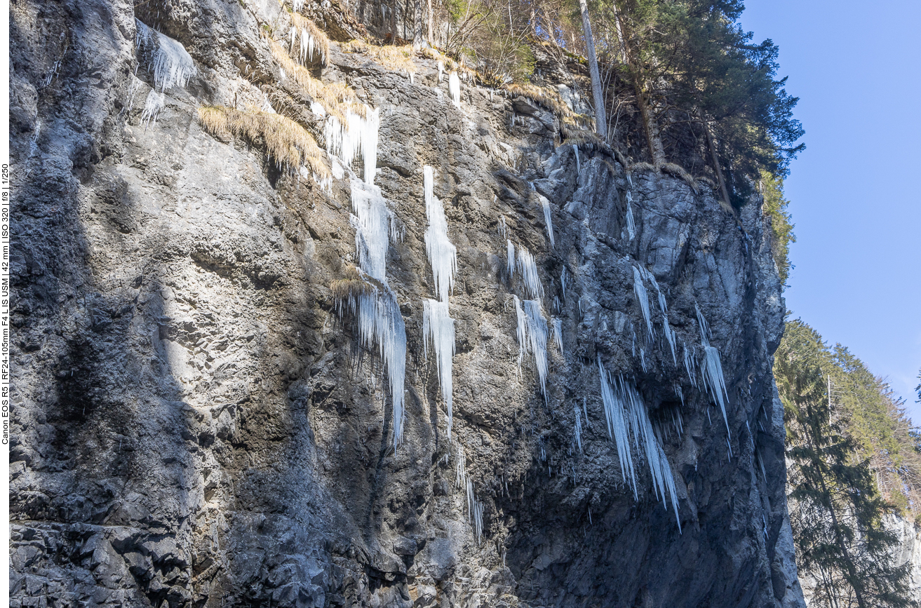 Auch hier gibt es zahlreiche Eiszapfen an den W&auml;nden 
