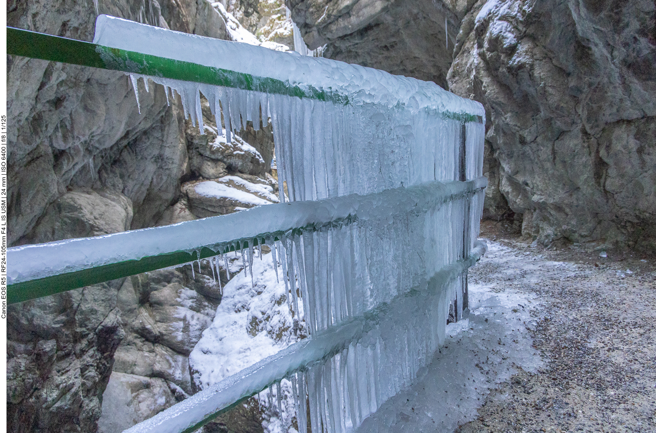 Mit Eis &uuml;berzogenes Gel&auml;nder 