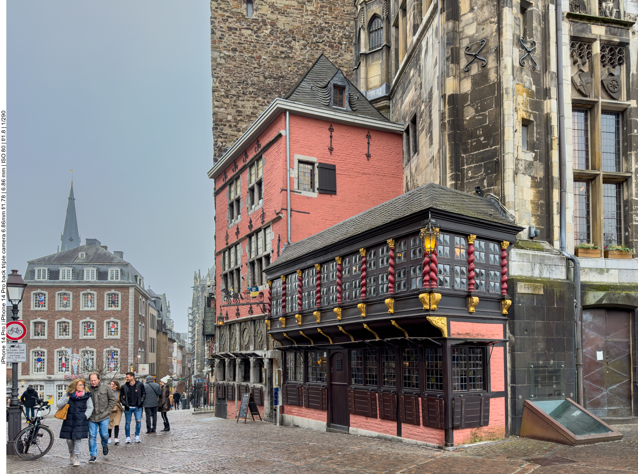 Sch&ouml;ne Fassade an einem Eck des Rathauses 
