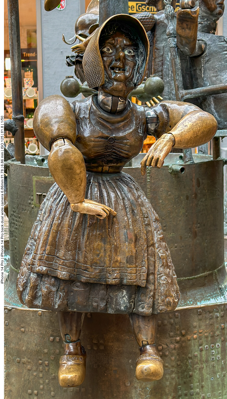 ... und bewegliche Figuren zieren den Brunnen 