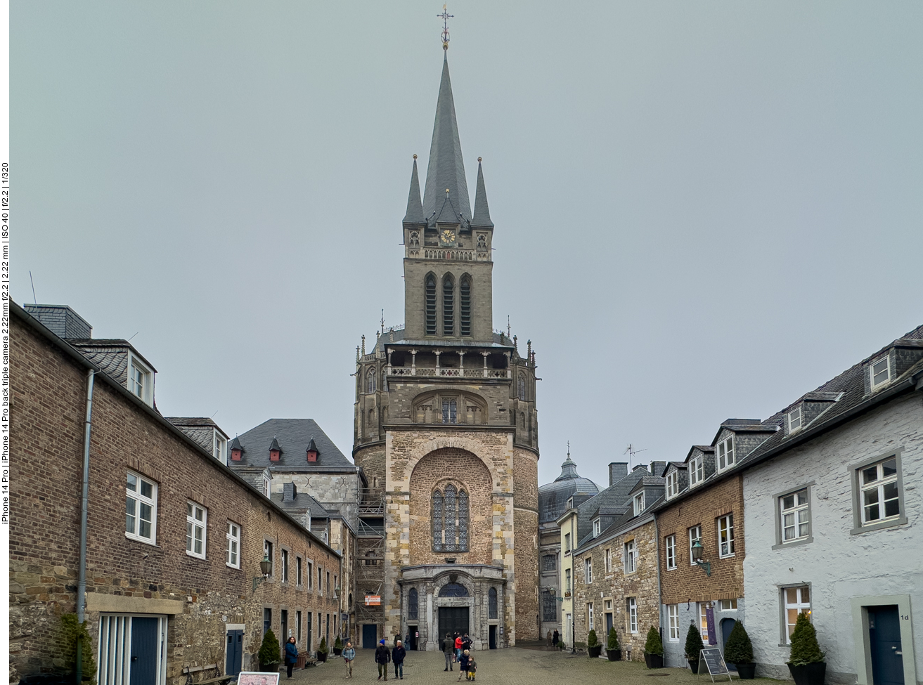 Der Aachener Dom, auch Hoher Dom zu Aachen, Aachener M&uuml;nster oder Aachener Marienkirche, ist die Bischofskirche des Bistums Aachen und das bedeutendste Wahrzeichen der Stadt Aachen. Der Dom besteht aus mehreren Teilbauten, deren jeweilige Entstehungszeiten die Epoche des Fr&uuml;hmittelalters bis hin zur sp&auml;ten Neuzeit umfassen. Das karolingische Oktogon, ehemals die Pfalzkapelle der Aachener K&ouml;nigspfalz, ist das bedeutendste architektonische Beispiel f&uuml;r die karolingische Renaissance. Karl der Gro&szlig;e lie&szlig; den Zentralbau und den Westbau gegen Ende des achten Jahrhunderts als Kern seiner Pfalzanlage errichten. Die Grundsteinlegung erfolgte um 795, die Fertigstellung um 803. Die Kirchweihe wird f&uuml;r den 17. Juli 802 angenommen (nicht gesichert). Die Reliquienankunft fand in den beiden Jahren vorher statt. Die postulierte Weihe 805 durch Papst Leo III. entstammt einer Legende aus dem 14. Jahrhundert. Heute noch wird die Kirchweihe am 17. Juli, jedoch seit 1803 das Patronatsfest des Domes am 15. August zu Mari&auml; Himmelfahrt gefeiert. Die karolingische Pfalzkirche ist umgeben von mehreren Anbauten aus sp&auml;terer Zeit, darunter die gotische Chorhalle im Osten und der vielgestaltige Kapellenkranz.