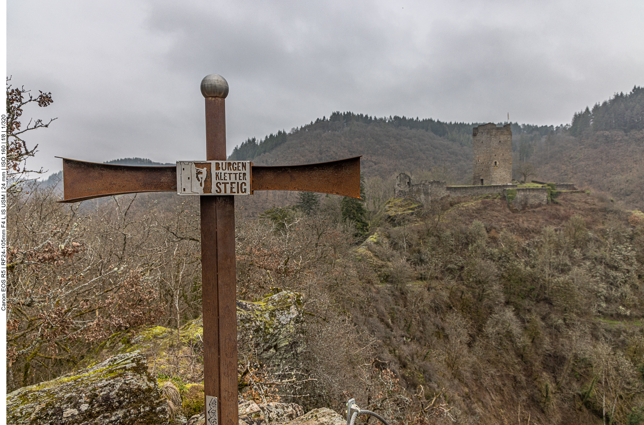 Warum da wohl ein Kreuz für den Beginn des Klettersteigs steht ;-)