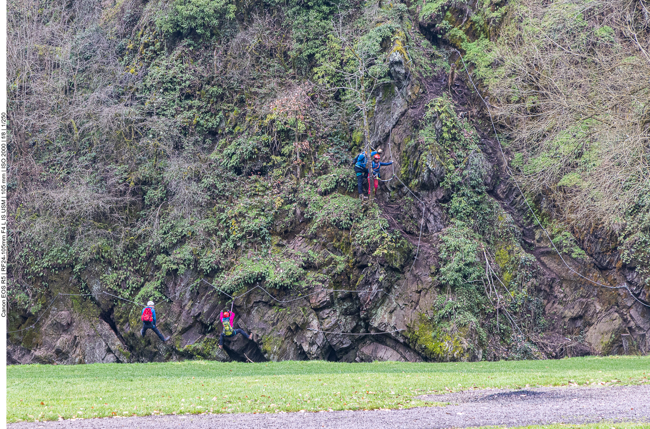Eine Familie versucht sich am Burgen-Klettersteig