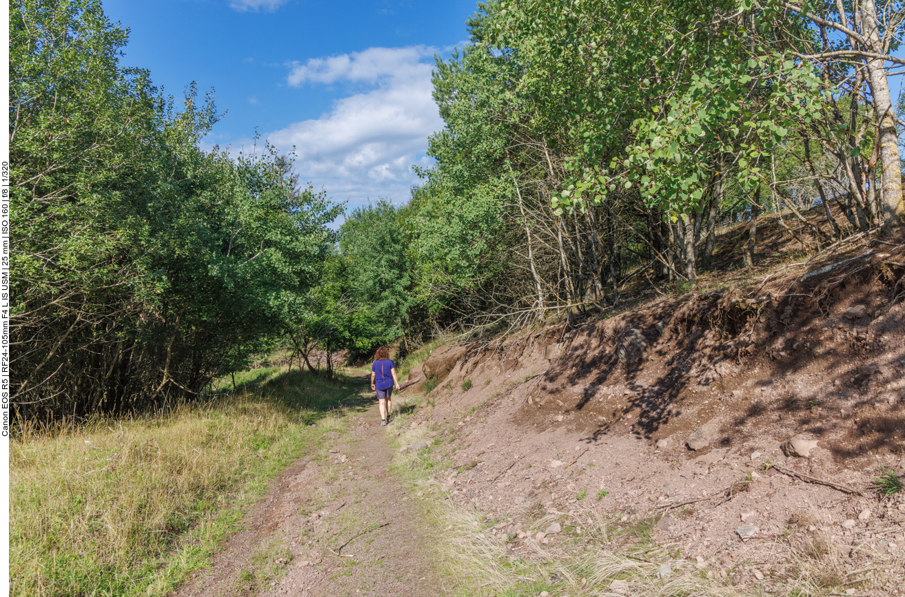 Der Weg führt an einem alten Kraterrand entlang
