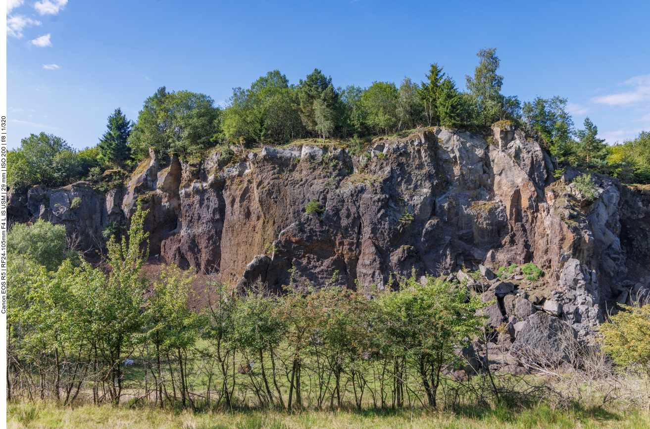 Felswand aus vulkanischem Gestein