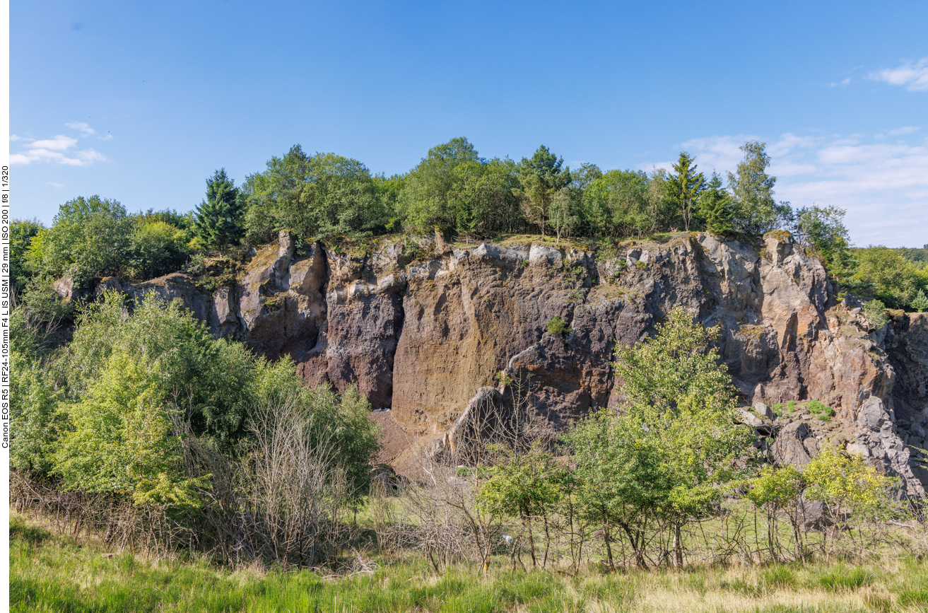 Felswand aus vulkanischem Gestein