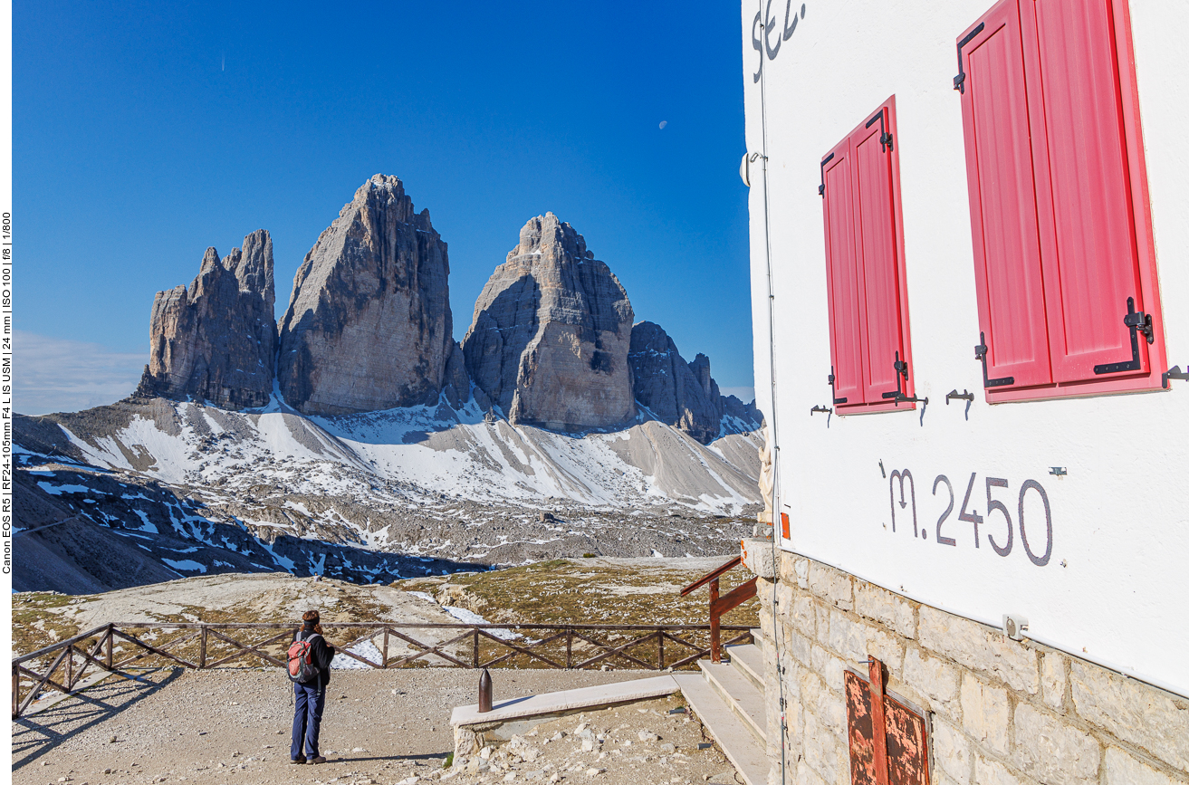 Blick von der Hütte zu den Drei Zinnen