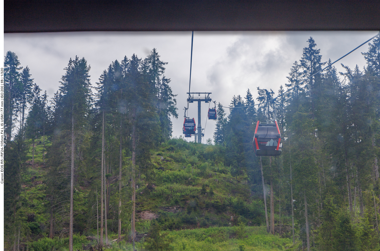 Auffahrt mit der Gondel zur Bergstation 